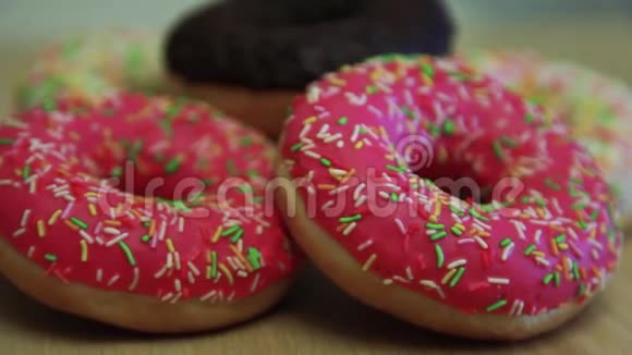 许多美味的甜甜圈放在轻桌上视频的预览图