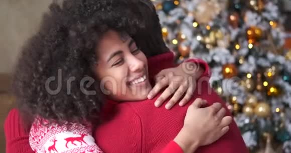 快乐的混血情侣拥抱视频的预览图