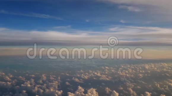 从空中俯瞰美丽的云景视频的预览图