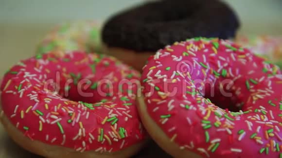 木桌上鲜艳的开胃甜甜圈特写镜头高清高清视频的预览图