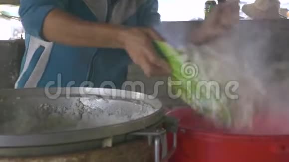 准备好后雌性手把热饭放在碗里女人在大锅里煮米饭视频的预览图