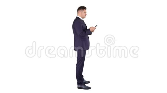 成熟的商人在白色背景下使用手机短信视频的预览图