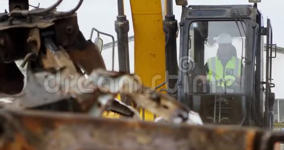 男工操作挖机4k视频的预览图
