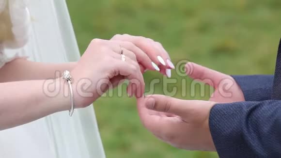 新娘和新郎用手轻轻地互相拥抱视频的预览图