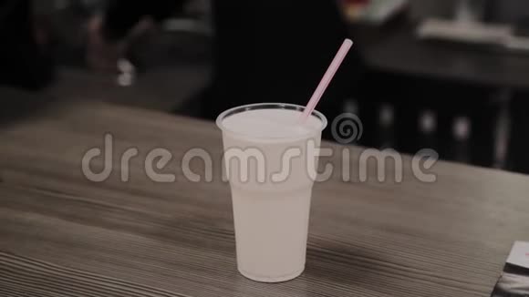 用牛奶在玻璃杯中摇动蛋白质视频的预览图