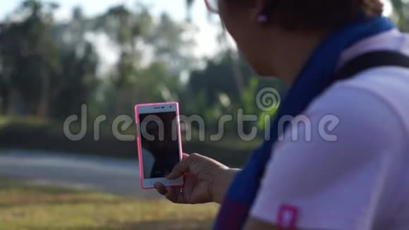 成熟的女人用手机给自己画像视频的预览图