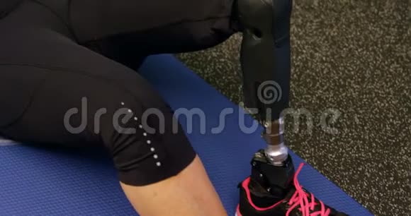 健身室4k做腹肌锻炼的高级女性视频的预览图