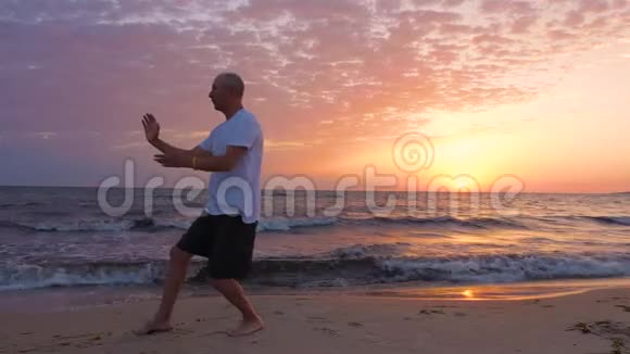 太阳升起时一个在海边练习太极的人视频的预览图