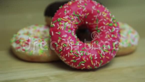 双手吃甜甜圈特写镜头视频的预览图