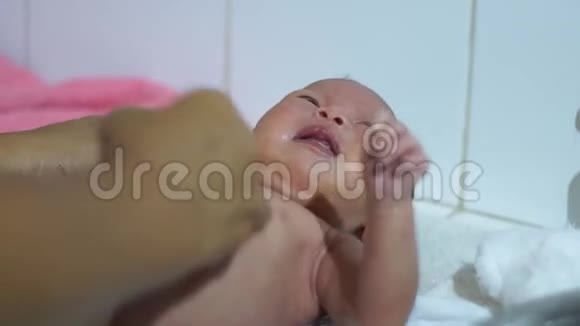 祖母给她刚出生的孙女洗澡视频的预览图