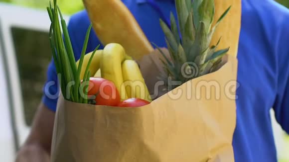 提供新鲜有机水果和蔬菜的特殊配送在线订购装运视频的预览图