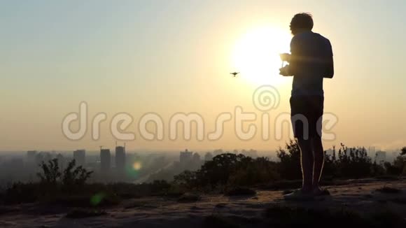 一名摄影师在太阳落山时使用他的四翼飞行器视频的预览图