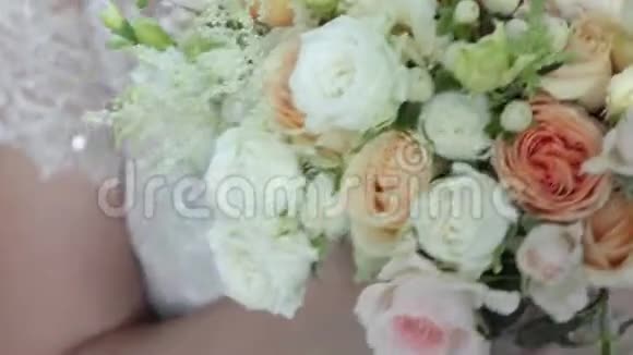 新娘手中捧着一束五颜六色的玫瑰视频的预览图