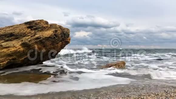 波浪与石头决裂视频的预览图