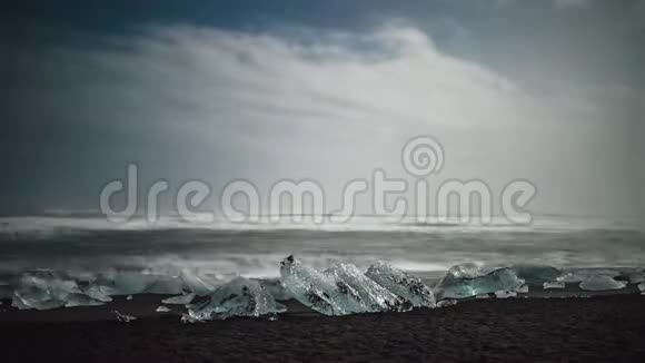 4K时间流逝电影的视频电影晚上在冰岛的钻石海滩也就是冰岛的冰海滩或Jokulsarlon冰山海滩视频的预览图