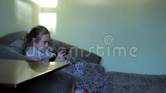 小女孩在家玩电话玩得很热儿童对小工具的依赖妈妈骂女儿打电话视频的预览图