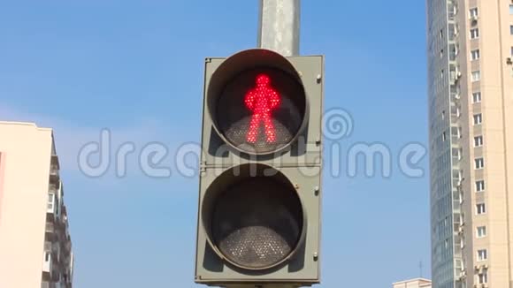 道路交叉路口的交通灯由红变绿视频的预览图
