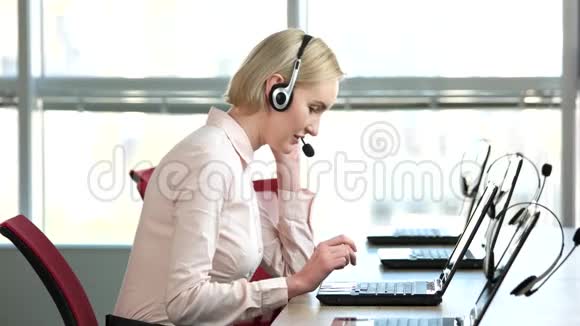 呼叫中心的女人正在咨询客户视频的预览图