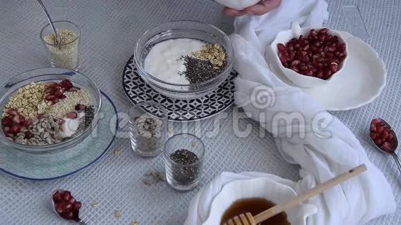 女性手准备健康早餐的个人观点月桂生石榴向日葵芝麻视频的预览图