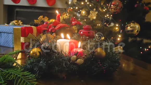 特写4k镜头镜头慢慢移向燃烧蜡烛的圣诞树上视频的预览图
