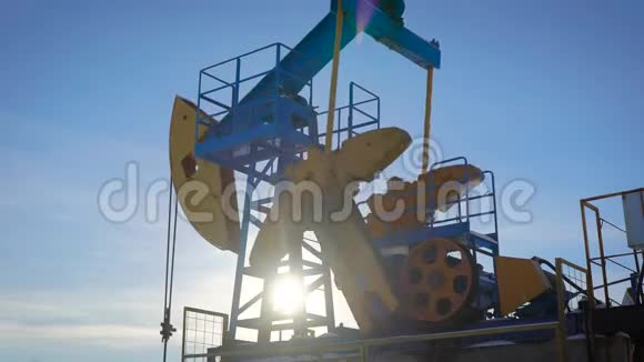 从地球肠道中提取石油和天然气石油钻机泵原料视频的预览图