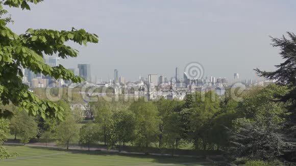 从公园的一座小山上俯瞰城市视频的预览图