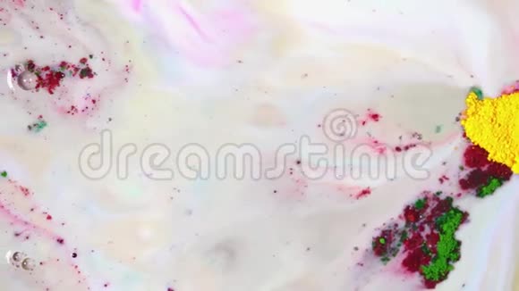 牛奶中的粉状彩色墨水特写彩色粉末涂料混合并在白色液体表面移动艺术背景视频的预览图