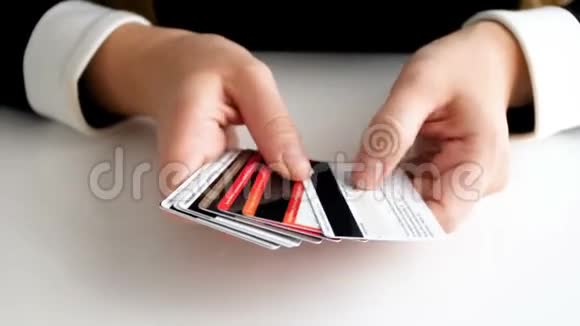 特写4k段年轻女商人看一大堆信用卡的镜头视频的预览图