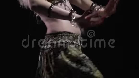 女人在跳东段舞的时候扭动臀部靠近视频的预览图