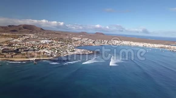 fuerteventuracorralejo湾的海浪的鸟瞰图视频的预览图