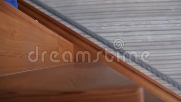 一个小女孩正走在漂亮的木楼梯上视频的预览图