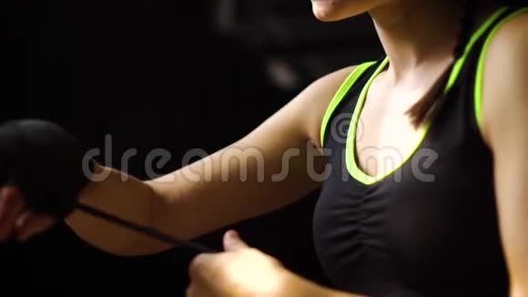 贴身平底锅适合女性用绷带包裹双手准备拳击训练慢动作视频的预览图
