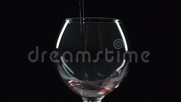 侍酒师慢慢地把红酒倒在杯子里品尝饮料昂贵的饮料视频的预览图