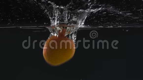 甜橙浸在水中水解纤维素消除慢分子视频的预览图