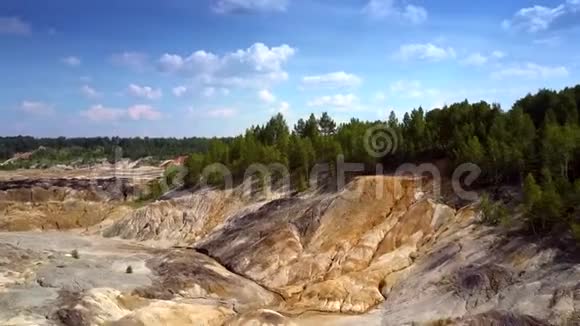 沿泥土采石场陡坡高空飞行视频的预览图