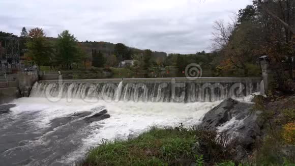 佛蒙特州发电大坝的河流流量视频的预览图