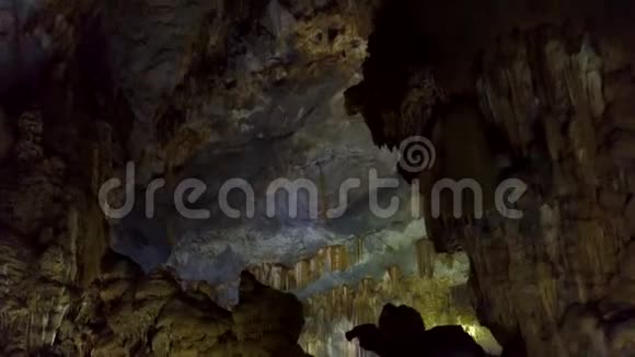 从自然溶洞中奇异的岩石上看视频的预览图