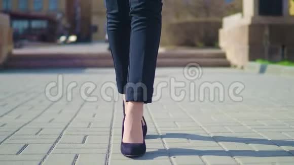 通过市中心的女性双脚近景女商人穿高跟鞋视频的预览图