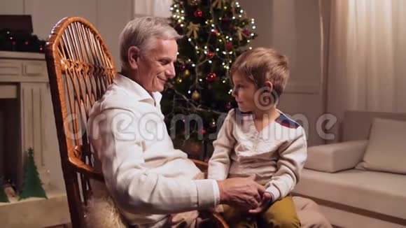 可爱的老人送孙子圣诞礼物视频的预览图
