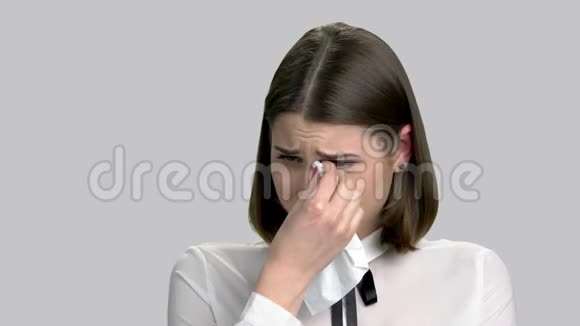 在灰色背景下哭泣的女人视频的预览图