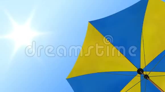 太阳伞在夏天的天空下视频的预览图