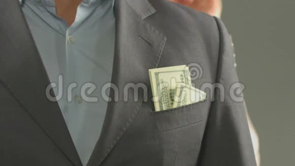 秘书从人的口袋里取出美元钞票欺诈金钱损失视频的预览图