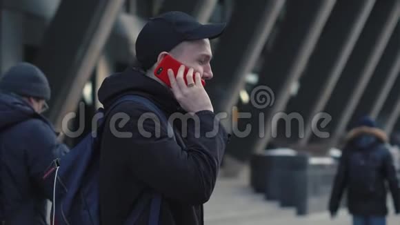 现代城市城市街道上用智能手机打电话的年轻人视频的预览图