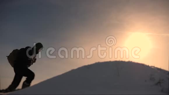 登山者在一座白雪覆盖的小山上一个接一个地爬商界人士团队走向胜利和成功团队合作视频的预览图