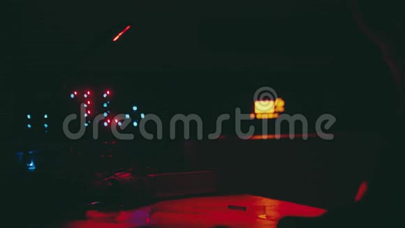 穿红色外套的游艇人坐在聊天桌前在房间里用夜红色灯光塑造游艇航线视频的预览图