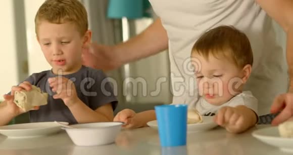 与父亲一起吃饭的小孩餐桌4k视频的预览图