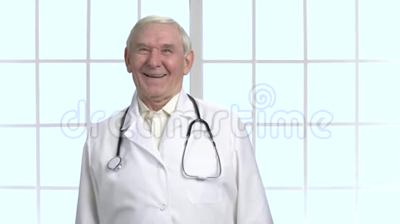 经验丰富的老年医生用听诊器视频的预览图