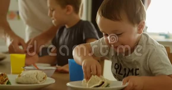 与父亲一起吃饭的小孩餐桌4k视频的预览图