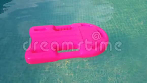 游泳池的粉色救生圈视频的预览图