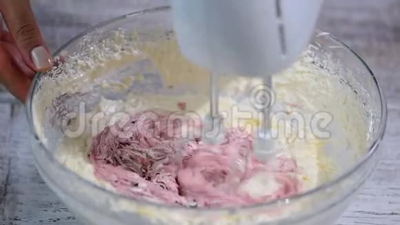 混合香草和浆果的奶油视频的预览图